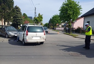 Pojazdy biorące udział w zdarzeniu drogowym w Radziejowie na skrzyżowaniu ulicy Parkowej z Żytnią