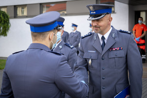 Komendant wręcza wyróżnienie policjantowi