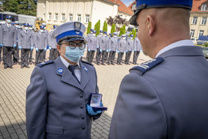 Komendant wręcza wyróżnienie policjantowi