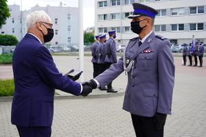 Przewodniczący Stowarzyszenia Policyjnych Emerytów i Rencistów wręcza podziękowania Zastępcy Komendanta Wojewódzkiego Policji w Bydgoszczy