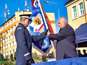 Starosta przekazuje sztandar Komendantowi Policji.