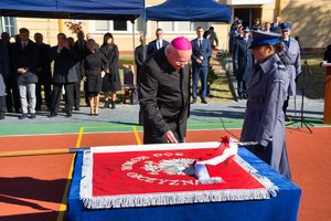 Wbicie gwoździa w drzewiec sztandaru.