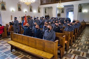 Policjanci w ławkach podczas mszy.