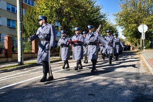 Policjanci podczas przemarszu ulicami miasta.