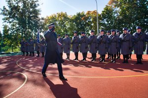 Przemarsz przed szpalerem policjantów.