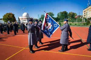 Wręczenie sztandaru policjantowi z pocztu.