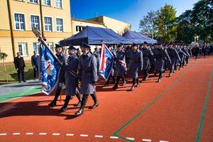 Przemarsz kompanii honorowej Policji.