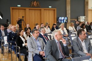 Uczestnicy konferencji słuchają wykładu