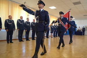 uroczystość związana ze zmianą Komendantów. Policjanci odbierają rozkazy personalne