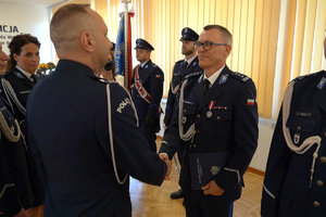 uroczystość związana ze zmianą Komendantów. Policjanci odbierają rozkazy personalne