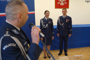 uroczystość związana ze zmianą Komendantów. Policjanci odbierają rozkazy personalne