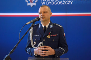 uroczystość związana ze zmianą Komendantów. Policjanci odbierają rozkazy personalne