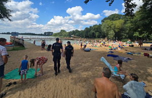 Policjanci w patrolu nad wodą.