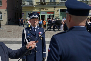 policjanci biorą udział w oficjalnej uroczystości Święta Policji na placu starego rynku w Bydgoszczy