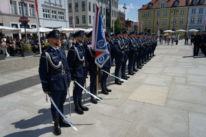 policjanci biorą udział w oficjalnej uroczystości Święta Policji na placu starego rynku w Bydgoszczy