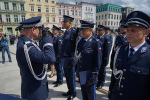 policjanci biorą udział w oficjalnej uroczystości Święta Policji na placu starego rynku w Bydgoszczy
