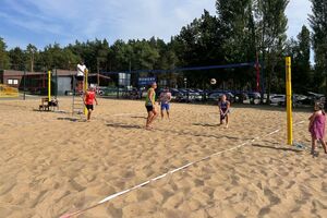 uczestnicy grają w siatkówkę plażową