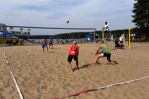 uczestnicy grają w siatkówkę plażową