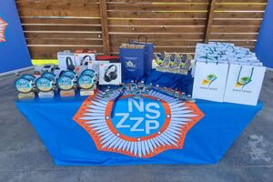 na stole leżą medale i puchary