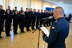 policjanci biorą udział w policyjnym ślubowaniu