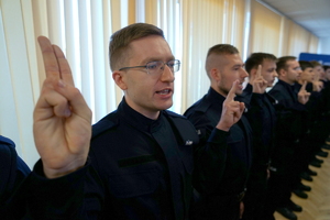 policjanci biorą udział w policyjnym ślubowaniu