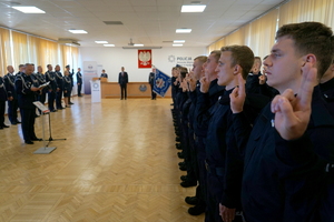 policjanci biorą udział w policyjnym ślubowaniu