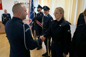 policjanci biorą udział w policyjnym ślubowaniu
