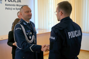 policjanci biorą udział w policyjnym ślubowaniu