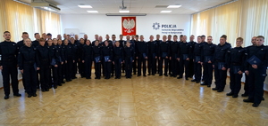 policjanci biorą udział w policyjnym ślubowaniu