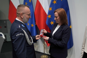 wyróżnieni otrzymują odznaczenia od przedstawiciela związków zawodowych