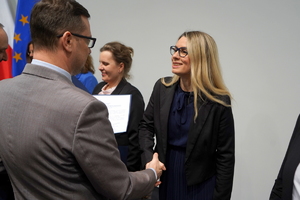 wyróżnieni otrzymują gratulacje od Wojewody