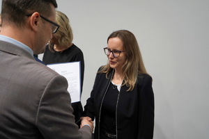 wyróżnieni otrzymują gratulacje od Wojewody