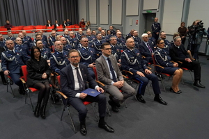 ujęcia na osoby siedzące na krzesłach