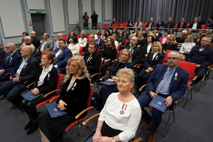 ujęcia na osoby siedzące na krzesłach