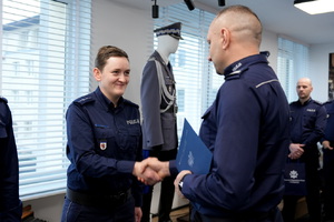 Komendant gratuluje policjantowi