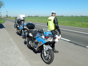 policjanci na motocyklach przy drodze