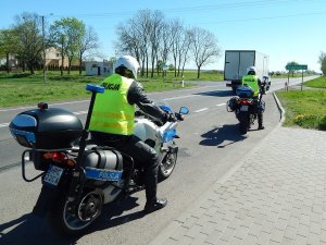 policjanci na motocyklach przy drodze