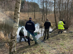 policjanci i strażnicy leśni i łowieccy na patrolu