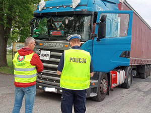 policjanci i inspektorzy WIOŚ kontrolują ciężarówki