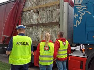 policjanci i inspektorzy WIOŚ kontrolują ciężarówki