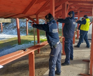 policjanci na strzelnicy