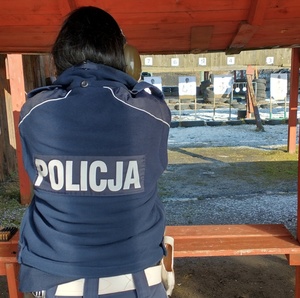 policjanci na strzelnicy