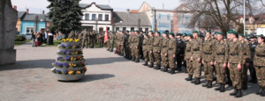 Policjanci podczas ślubowania klas mundurowych w Radziejowie