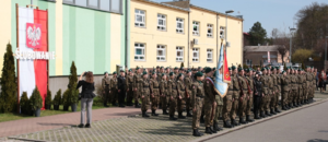 Policjanci podczas ślubowania klas mundurowych w Radziejowie