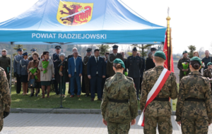 Policjanci podczas ślubowania klas mundurowych w Radziejowie