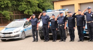Policjanci KPP Radziejów oddają cześć zmarłemu żołnierzowi