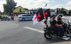 policjanci i motocykliści