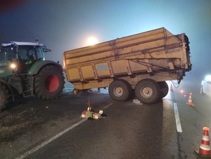 Pojazd rolniczy biorący udział w zdarzeniu drogowym na terenie powiatu radziejowskiego.