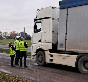 policjanci i inspektorzy kontrolują pojazdy