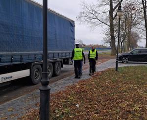 policjanci i inspektorzy kontrolują pojazdy